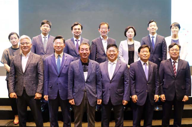 CJ대한통운은 지난 11일 서울시 여의도 글래드 호텔에서 열린 ‘UN지원SDGs한국협회 7주년 기념행사’에서 CJ대한통운의 실버택배가 한 해 동안 가장 뛰어난 지속가능경영을 이행한 기업에게 수여되는 ‘UN SDGs 기업 이행상’을 수상했다. 수상자와 관계자들이 시상식에서 단체 기념촬영을 하고 있다.ⓒCJ대한통운