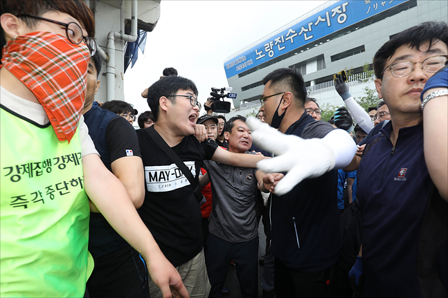 노량진수산시장 불법점유 상점에 대한 서울중앙지방법원의 명도소송 강제집행이 실시된 12일 서울 동작구 노량진수산시장 구시장에서 서울중앙지법 관계자와 수협중앙회 관계자 등 집행인들이 구시장 상인들과 충돌하고 있다. ⓒ데일리안 홍금표 기자