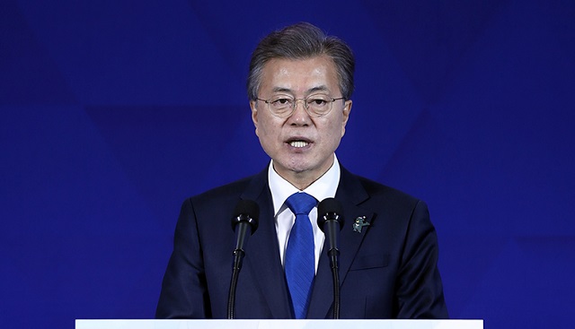 문재인 대통령은 12일(현지시각) 한·싱가폴 비즈니스 포럼 기조연설에서 "북미정상회담은 싱가포르가 함께 이룬 위대한 성과"라며 "한반도의 완전한 비핵화와 평화에 적극적인 지지와 성원을 보내 준 싱가포르 정부와 국민들께 깊이 감사드린다"고 말했다.(자료사진)ⓒ청와대