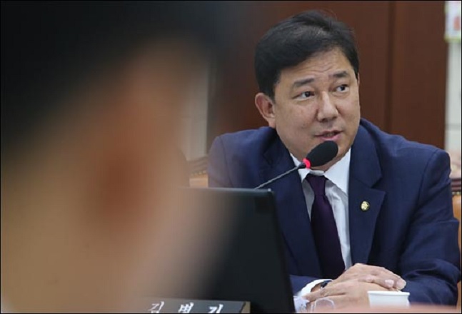 김병기 더불어민주당 의원이 지난 2016년 10월 14일 국회에서 열린 국방위원회의 국방부 등에 대한 국정감사에서 한민구 국방부 장관에게 질의하고 있다.(자료사진)ⓒ데일리안