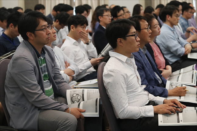 12일 한국프레스센터에서 근로문화 혁신을 통한 근로시간 단축 사례발표회가 열리고 있다. ⓒ데일리안 홍금표 기자