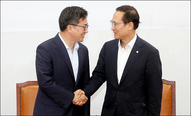 김동연 경제 부총리 겸 기획재정부 장관이 12일 국회 더불어민주당 원내대표실을 방문해 홍영표 원내대표와 인사를 나누고 있다. ⓒ데일리안 박항구 기자
