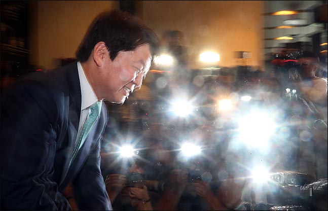 안철수 바른미래당 전 대표(사진)가 12일 오후 서울 여의도의 한 카페에서 정치일선 후퇴 기자간담회를 하기에 앞서 고개를 숙이고 있다. ⓒ데일리안 박항구 기자