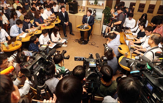 안철수 전 대표는 12일 “정치일선서 물러나 옳은 방향 숙고하겠다”고 말했다. 그러면서 복귀 가능성에 대해 부정하지 않았다. 정계은퇴를 우회적으로 일축한 것으로 보인다. ⓒ데일리안 박항구 기자