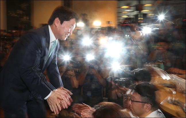 안철수 바른미래당 전 서울시장 후보가 12일 오후 서울 여의도 한 카페에서 열린 기자간담회에 참석하며 취재진들과 악수를 하고 있다. 안 전 후보는 “저는 오늘 정치 일선에서 물러나 성찰과 채움의 시간을 갖고자 한다”고 밝혔다. ⓒ데일리안 박항구 기자