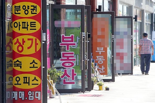 보유세 개편안 등 정부의 연이은 규제로 주택 시장에 관망세가 짙어지고 있는 가운데 비교적 규제가 덜한 상가와 꼬마빌딩 등 수익형부동산 시장이 대신 활기를 띌지 주목되고 있다. 부동산 공인중개업소 밀집지역 모습.ⓒ연합뉴스