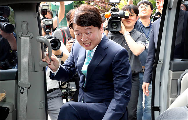 안철수 전 바른미래당 대표가 12일 오후 정치일선에서 물러난다는 내용의 기자간담회를 마친 뒤, 차량에 오르고 있다. ⓒ데일리안 박항구 기자