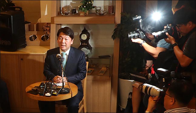 안철수 전 바른미래당 대표가 12일 오후 서울 여의도의 한 카페에서 기자간담회를 열어 정치일선에서 물러난다는 뜻을 밝히고 있다. 안철수 전 대표는 곧 독일로 출국할 예정이다. ⓒ데일리안 박항구 기자