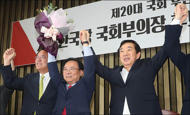 12일 오후 국회에서 열린 자유한국당 국회부의장 후보 선출을 위한 의원총회에서 국회 부의장 후보로 선출된 이주영 의원이 김성태 대표 권한대행 겸 원내대표 등고 함께 꽃다발을 들어올려 인사하고 있다. ⓒ데일리안 박항구 기자