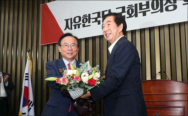 이주영 자유한국당 의원이 12일 오후 열린 의원총회에서 20대 후반기 국회부의장으로 선출된 직후, 김성태 원내대표로부터 꽃다발을 전달받으며 환하게 웃고 있다. ⓒ데일리안 박항구 기자