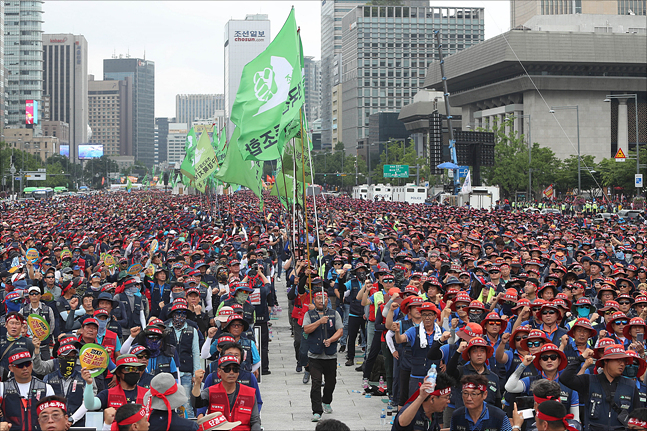 12일 서울 세종대로 광화문광장에서 열린 총파업 상경투쟁 본대회에서 전국건설노동조합 소속 노동자들이 든 건설노조 깃발이 입장하고 있다. ⓒ데일리안 홍금표 기자