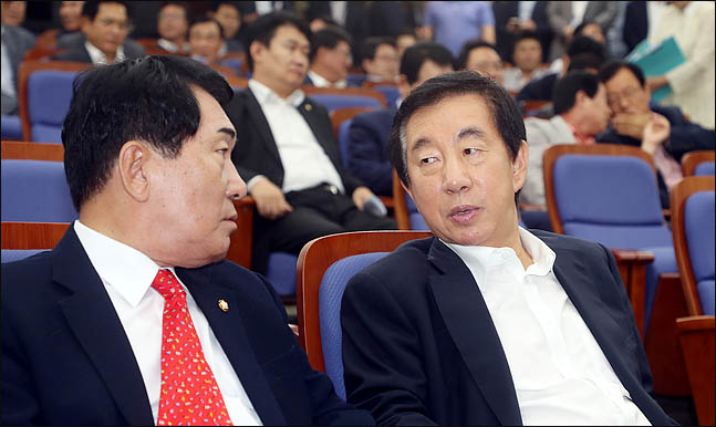 김성태 자유한국당 대표 권한대행 겸 원내대표와 안상수 혁신비대위 준비위원장이 12일 오후 국회에서 열린 의원총회에서 대화를 나누고 있다. ⓒ데일리안 박항구 기자