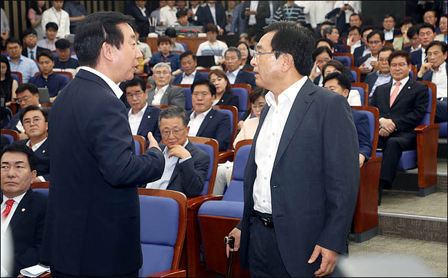 12일 오후 국회에서 열린 자유한국당 국회부의장 후보 선출을 위한 의원총회에서 심재철 의원이 의사진행 발언을 신청하며 발언석으로 나오자 김성태 대표 권한대행 겸 원내대표가 부의장 선출 이후 시간을 주겠다며 만류하고 있다. ⓒ데일리안 박항구 기자