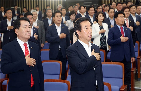 김성태 자유한국당 대표 권한대행 겸 원내대표와 안상수 혁신비대위 준비위원장을 비롯한 의원들이 지난 12일 오후 국회에서 열린 의원총회에서 국기에 대한 경례를 하고 있다. ⓒ데일리안 박항구 기자