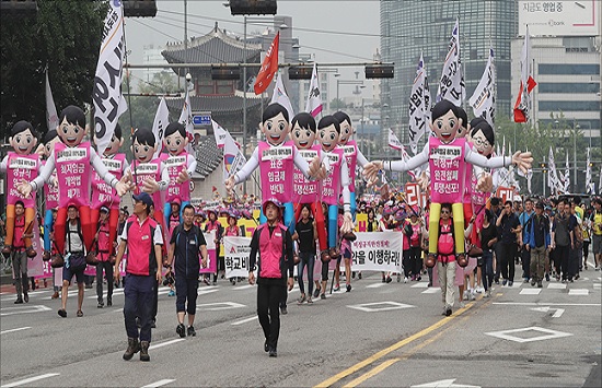 민주노총 소속 노동자들이 지난 6월 30일 오후 서울 세종대로 광화문광장에서 최저임금 개악법 폐기 촉구와 하반기 총파업, 총력투쟁을 선포하며 열린 민주노총 2018 비정규직 철폐 전국노동자대회를 마친 후 청와대 방향으로 행진하고 있다. ⓒ데일리안 홍금표 기자