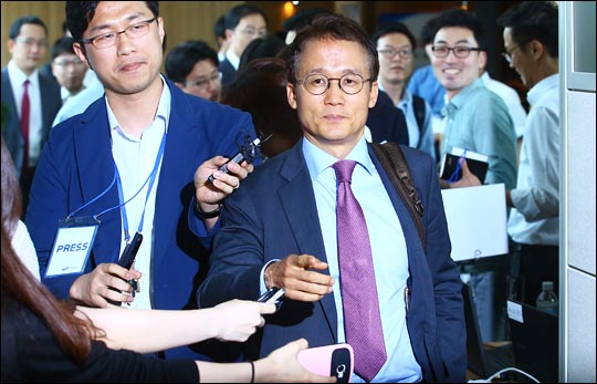 미국 펀드 엘리엇이 최근 우리 검찰·법원의 이른바 적폐 수사 및 판결을 근거로 우리 정부를 상대로 8650억 원 상당의 손해배상을 요구하는 ISD 중재재판을 신청했다. 사진은 지난 2015년 7월 열린 삼성물산과 제일모직 간의 합병을 결정하는 주주총회에 참석했다가 퇴장하는 엘리엇 법률대리인의 모습(자료사진). ⓒ데일리안