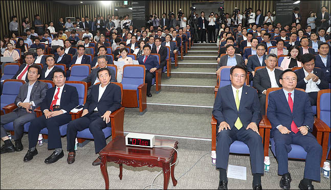 김성태 자유한국당 대표 권한대행 겸 원내대표와 안상수 혁신비대위 준비위원장을 비롯한 의원들이 지난 12일 오후 국회에서 의원총회를 진행하고 있다. (자료사진) ⓒ데일리안 박항구 기자