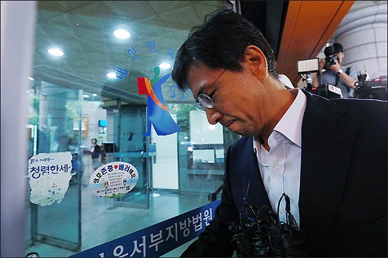 수행비서 성폭행 등의 혐의를 받는 안희정 전 충남도지사가 지난 2일 오전 서울 마포구 서부지방법원에서 열린 첫 공판에 출석하고 있다. ⓒ데일리안 류영주 기자