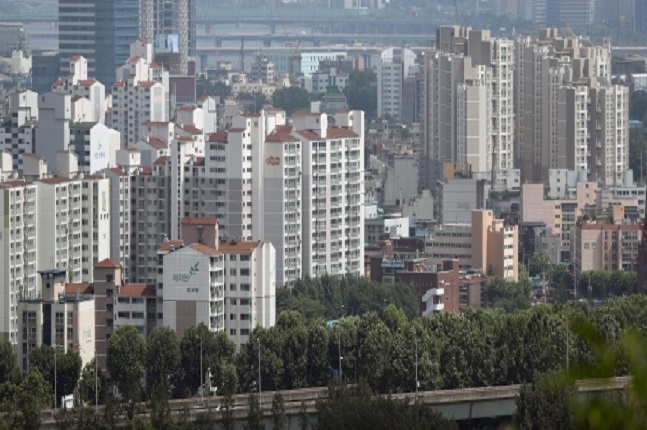 고가 아파트가 포진한 강남지역은 재건축 아파트를 중심으로 약세를 보인 반면, 강북지역의 일반아파트는 꾸준한 오름세를 보이고 있는 것으로 나타났다. 마포구 일대 아파트 단지 모습.ⓒ연합뉴스