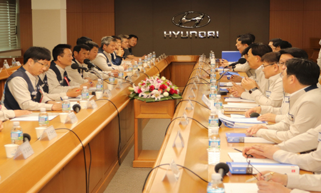 현대자동차 노사가 3일 울산공장 아반떼룸에서 2018년 임금협상 상견례를 진행하고 있다.ⓒ금속노조 현대자동차지부
