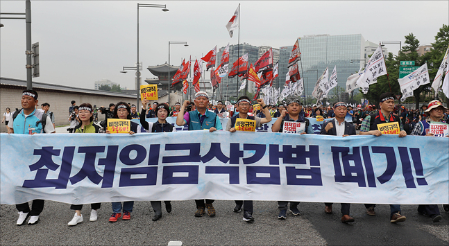 민주노총 소속 노동자들이 지난달 30일 오후 서울 세종대로 광화문광장에서 최저임금 개악법 폐기 촉구와 하반기 총파업, 총력투쟁을 선포하며 열린 민주노총 2018 비정규직 철폐 전국노동자대회를 마친 후 청와대 방향으로 행진하고 있다. ⓒ데일리안 홍금표 기자