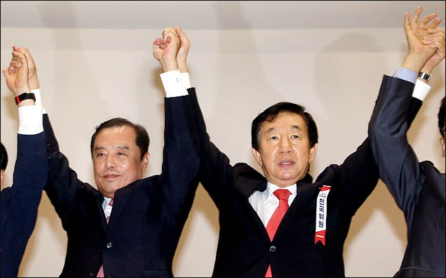 17일 오전 국회 의원회관에서 열린 자유한국당 전국위원회에서 혁신비상대책위원장으로 선출된 김병준 혁신비대위원장과 김성태 대표 권한대행 겸 원내대표가 손을 들어 인사하고 있다. ⓒ데일리안 박항구 기자