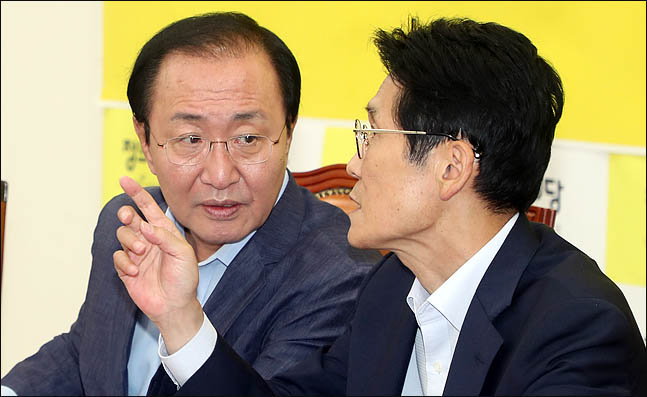노회찬 정의당 원내대표와 윤소하 원내수석부대표가 10일 오전 국회에서 열린 의원총회에서 대화를 나누고 있다. (자료사진)ⓒ데일리안 박항구 기자