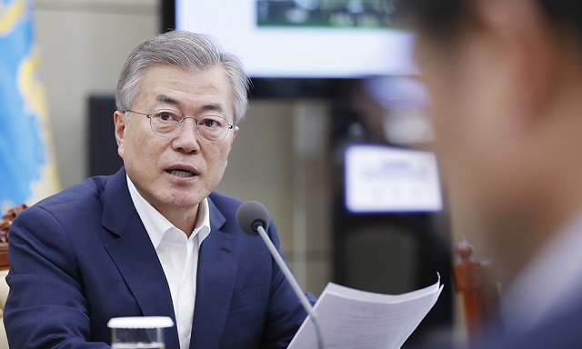 문재인 대통령의 국정운영 지지율이 5주 연속 하강곡선을 그리며 60%대 초반으로 떨어졌다.경제지표에 경고등이 들어오면서 지지율 하락으로 이어진 것이란 분석이다.(자료사진)ⓒ청와대
