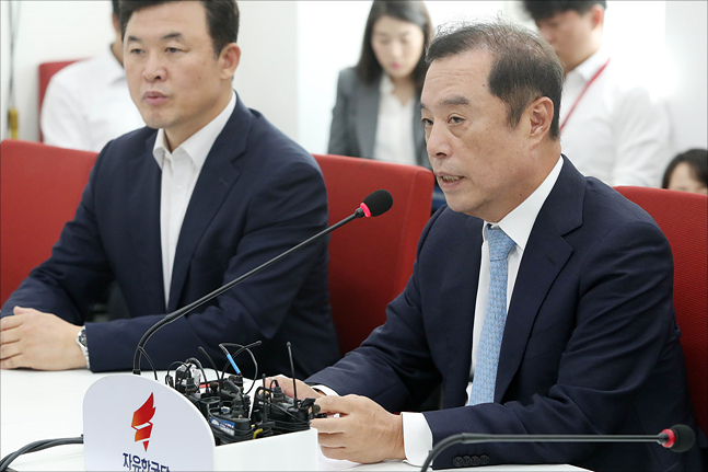 김병준 자유한국당 혁신비대위원장이 18일 오전 국회 자유한국당 당대표실에서 가진 기자간담회에서 취재진의 질문에 답변하고 있다. ⓒ데일리안 홍금표 기자