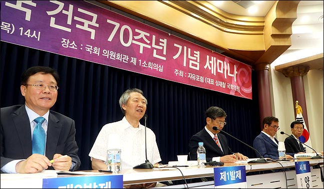 9일 오후 국회 의원회관에서 심재철 자유한국당 의원과 자유민주주의 시장경제 포럼이 주관하는