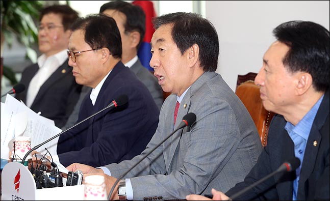 김성태 자유한국당 원내대표가 10일 오전 국회에서 열린 원내대책회의에서 북한산 석탄 반입 사태와 관련해 발언하고 있다. 김 원내대표는 “지난해 10월 이후 뭉그적거리던 정부가 아무 근거 없이 북한산 석탄을 러시아산이라고 우기다가 뒤늦게 관세청 조사에서 북한산이란 것을 확인하는 어처구니없는 상황”이라며 “문재인 정부가 말하는 한반도 운전자가 북한산 석탄 운송자라는 뜻이 아니길 바란다”며 비판했다. ⓒ데일리안 박항구 기자
