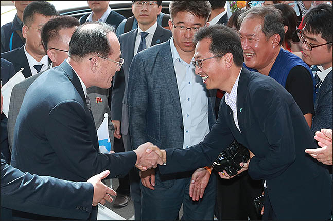 판문점선언 이행을 위한 남북노동자통일축구대회에 참가하는 주영길 조선직업총동맹 중앙위원회 위원장이 10일 오후 서울 광진구 워커힐호텔에 도착해 김명환 민주노총 위원장과 악수를 하고 있다. ⓒ데일리안 류영주 기자