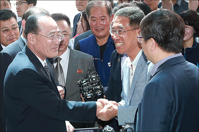 판문점선언 이행을 위한 남북노동자통일축구대회에 참가하는 주영길 조선직업총동맹 중앙위원회 위원장이 10일 오후 서울 광진구 워커힐호텔에 도착해 김주영 한국노총 위원장과 악수를 하고 있다. ⓒ데일리안 류영주 기자