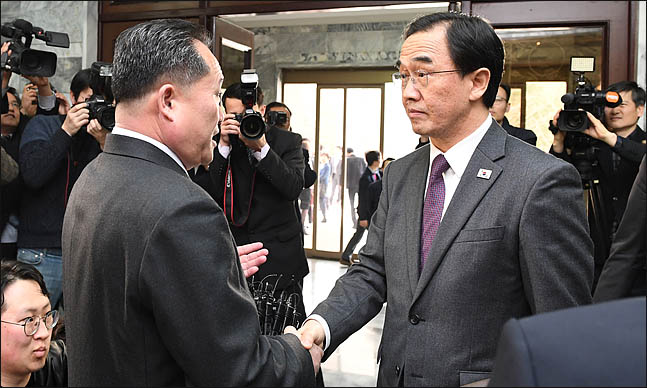 남북고위급회담 남측 수석대표인 조명균 통일부 장관과 북측 수석대표인 리선권 조평통 위원장이 지난 3월 29일 판문점 북측 통일각에서 남북정상회담 준비를 위한 고위급회담을 종료한 뒤 악수하며 인사를 나누고 있다. 남과북은 4월 27일 판문점 남측 평화의집에서 남북정상회담 개최 등에 합의했다. ⓒ사진공동취재단