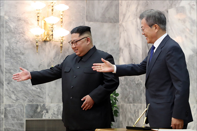 문재인 대통령과 북 김정은 노동당 국무위원장이 지난 5월 26일 판문점 북측 통일각에서 2차 남북정상회담을 갖고 있다. ⓒ청와대