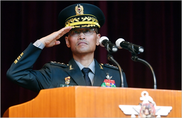 남영신 신임 기무사령관이 지난 4일 경기 과천 국군기무사령부 청사에서 열린 기무사령부 사령관 취임식에서 경례하고 있다. ⓒ국방부