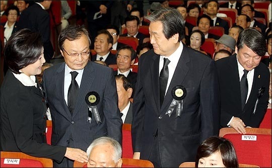 김무성 자유한국당 전 대표최고위원과 더불어민주당 8·25 전당대회에 당대표 후보로 나선 이해찬 의원이 지난 2014년 8월 김대중 전 대통령의 서거 5주기 추도식에서 만나 인사를 나누고 있다. 뒷쪽은 안철수 바른미래당 전 대표. ⓒ데일리안 박항구 기자