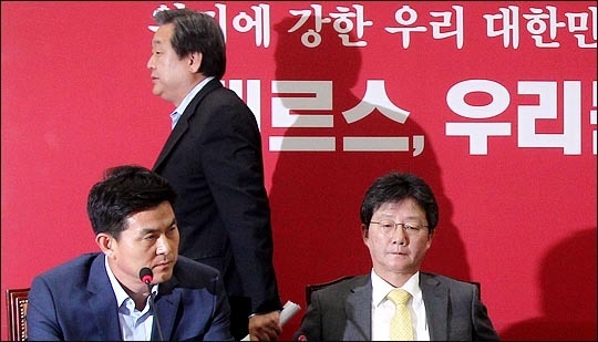 김무성 자유한국당 전 대표최고위원이 지난 2015년 7월, 최고위원회의에서 김태호 최고위원이 유승민 당시 원내대표의 퇴진을 공개 발언을 통해 거듭 주장하자 회의 종료를 선언한 뒤 이석하고 있다. ⓒ데일리안 박항구 기자
