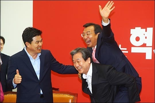 김무성 자유한국당 전 대표최고위원이 2014년 7·30 재·보궐선거 직후, 전남 순천에서 당선된 이정현 의원을 최고위원회의에 앞서 업어주고 있다. 김 전 대표는 직후 친박계 이 의원을 지명직 최고위원으로 지명했다. ⓒ데일리안 박항구 기자