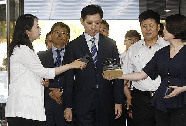 드루킹 여론조작 지시 혐의를 받고 있는 김경수 경남도지사가 17일 오전 서울 서초구 서울중앙지방법원에서 열린 영장실질심사에 출석하고 있다. ⓒ데일리안 류영주 기자