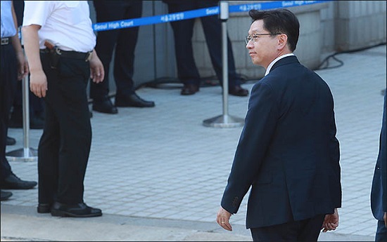 드루킹 여론조작 지시 혐의를 받고 있는 김경수 경남도지사가 17일 오전 서울 서초구 서울중앙지방법원에서 열린 영장실질심사에 출석하고 있다. ⓒ데일리안 류영주 기자