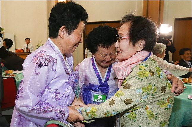 제21차 이산가족 상봉행사 첫날인 20일 오후, 북한 금강산호텔에서 진행된 단체상봉에서 남측 상봉단 한신자(99)할머니가(녹색) 북측의 딸 김경실(72), 김경영(71)씨와 상봉하고 있다. ⓒ사진공동취재단