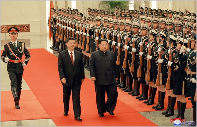 시진핑 중국 국가주석과 김정은 북한 국무위원장이 지난 3월 개최된 북중정상회담에서 중국군 의장대를 사열하고 있다. ⓒ조선중앙통신