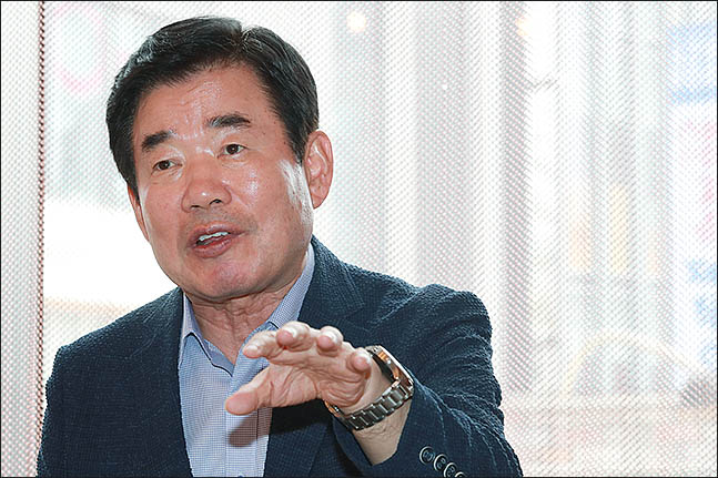 더불어민주당 대표에 도전한 김진표 의원이 20일 오후 데일리안과 인터뷰를 갖고 있다. ⓒ데일리안 류영주 기자