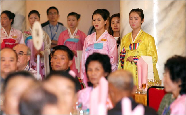 제21차 이산가족 상봉행사 첫날인 20일 오후, 북한 금강산호텔에서 열린 북측 주최 환영만찬에서 북측 접대원들이 대기하고 있다. ⓒ사진공동취재단