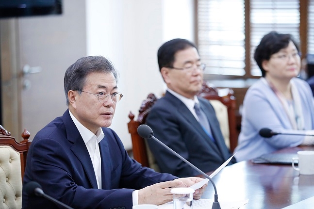 문재인 대통령이 지난 5월 28일 청와대 수석·보좌관회의에서 거시경제 지표와 국민의 체감 사이에 간극이 있을 수 있다며, 소득주도성장 정책이 제대로 가고 있는지 점검하라고 지시하고 있다(자료사진). ⓒ청와대 제공
