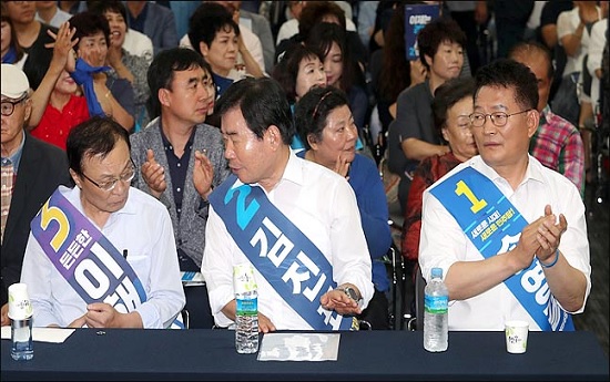 더불어민주당 이해찬, 김진표, 송영길 당대표 후보가 지난 12일 대구광역시 엑스코에서 열린 더불어민주당 대구시당 정기대의원대회 및 당대표·최고위원 후보 합동연설회에서 대화를 나누고 있다. ⓒ데일리안 박항구 기자