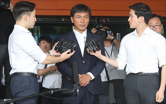 비서에게 성폭행을 가한 혐의로 재판에 넘겨진 안희정 전 충남도지사가 14일 오전 서울 마포구 서울서부지방법원에서 열린 1심 선고공판에서 무죄를 선고 받은 뒤 나오고 있다. ⓒ데일리안 홍금표 기자