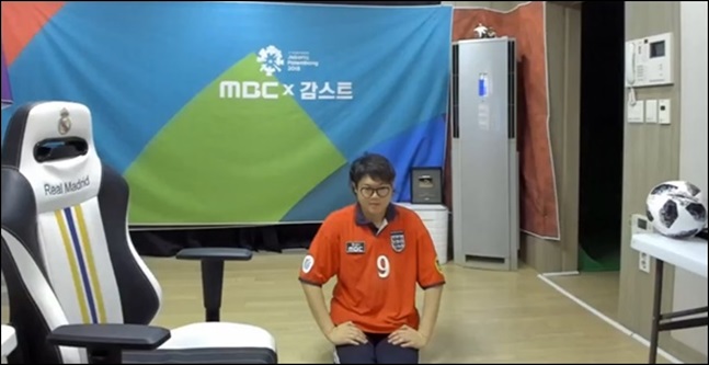 황의조에게 영상 편지를 보내는 BJ 감스트. 아프리카 TV 캡처
