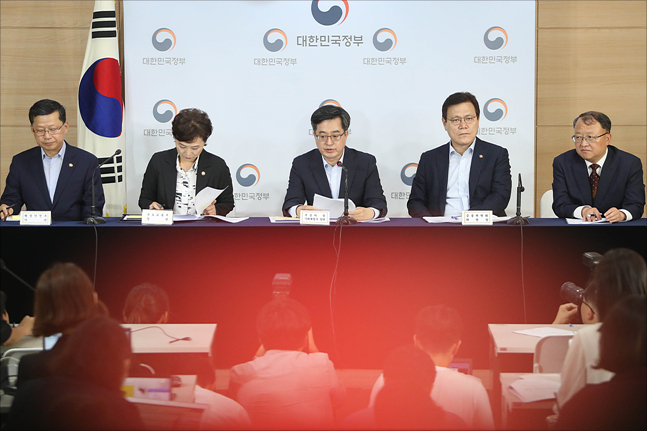 김동연 경제부총리 겸 기획재정부 장관, 김현미 국토교통부 장관, 최종구 금융위원장 등이 13일 서울 세종대로 정부서울청사에서